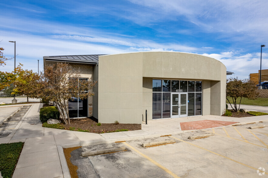 4095 N Loop 1604 Fwy, San Antonio, TX à louer - Photo du bâtiment - Image 1 de 7