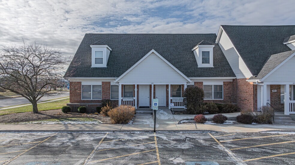 610 Crystal Point Dr, Crystal Lake, IL à louer - Photo du bâtiment - Image 2 de 20