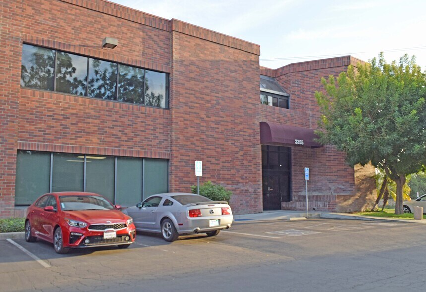 3355 Cochran St, Simi Valley, CA à louer - Photo du bâtiment - Image 2 de 2