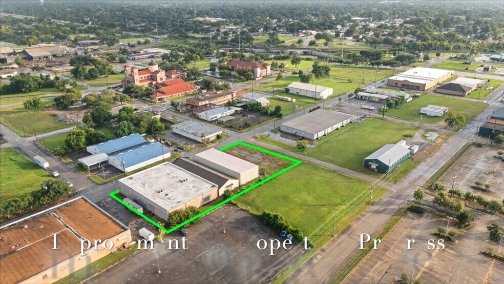 740 Fannin St, Beaumont, TX à louer - Vidéo sur l’inscription commerciale - Image 2 de 19