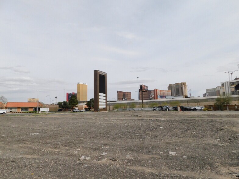 3682-3686 S Highland Dr, Las Vegas, NV à vendre - Photo du bâtiment - Image 2 de 3