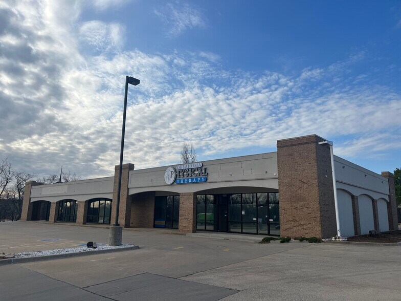 4440 NW Expressway St, Oklahoma City, OK à louer - Photo du bâtiment - Image 3 de 5