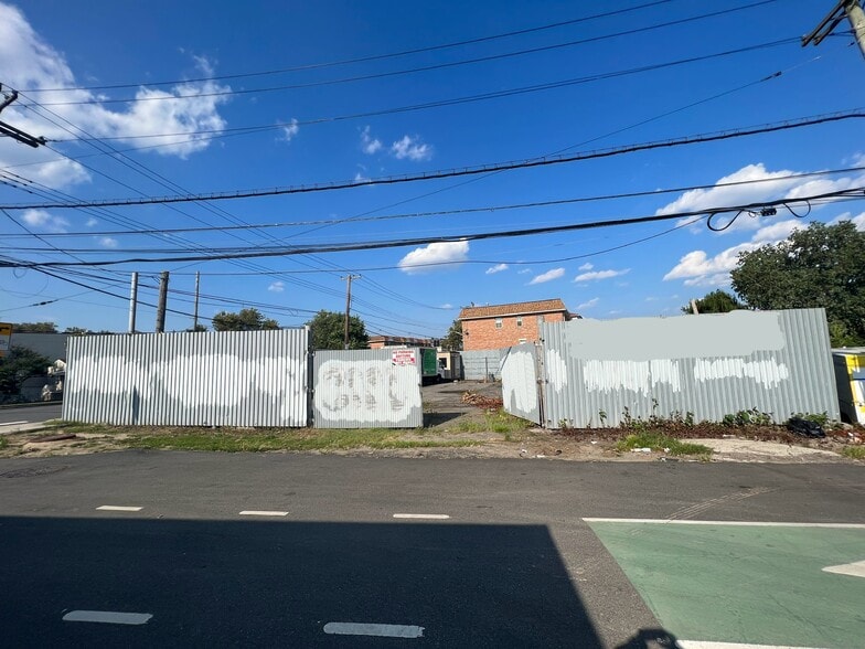 757 Fountain Ave, Brooklyn, NY for sale - Primary Photo - Image 1 of 7