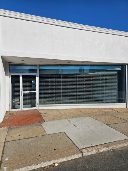 313-323 Sunrise Hwy, Rockville Centre, NY à louer - Photo du bâtiment - Image 2 de 2