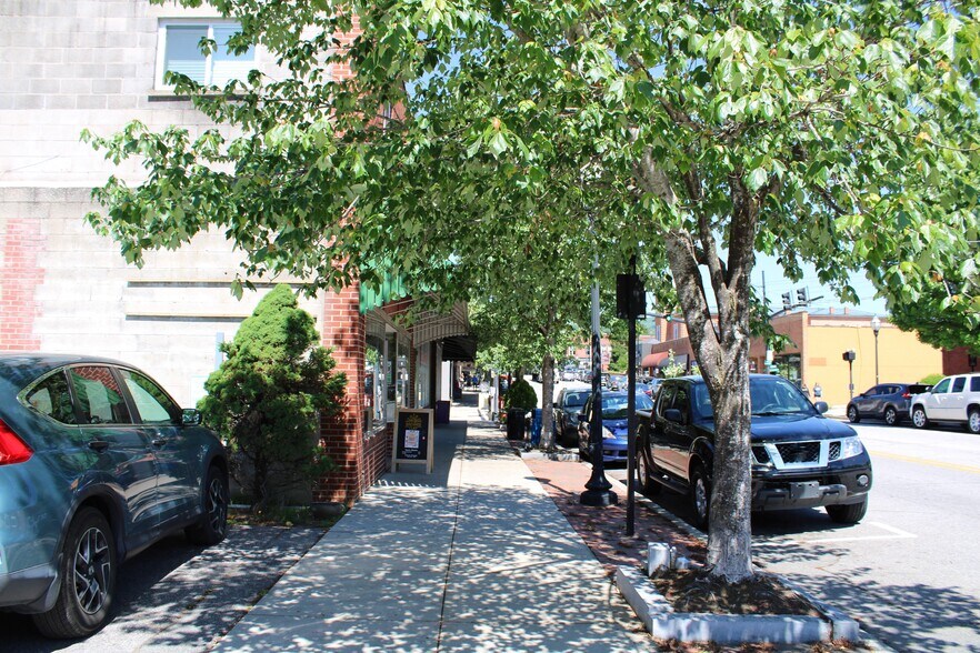 84 E Main St, Brevard, NC à vendre - Photo du bâtiment - Image 2 de 37