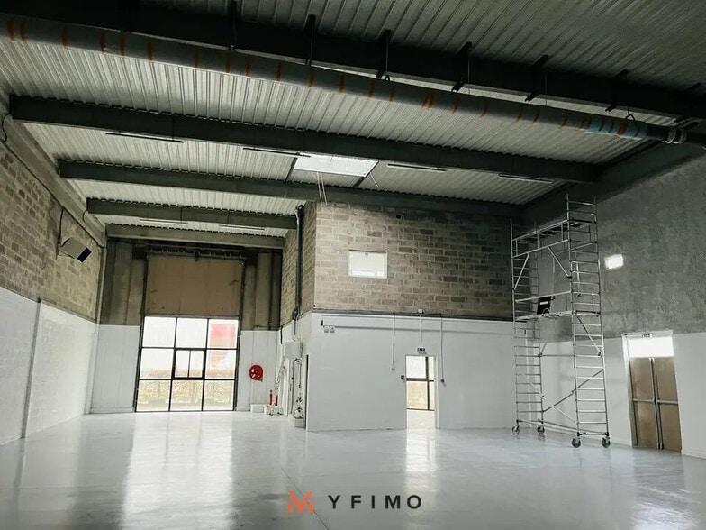 Flex in Coignières for lease - Interior Photo - Image 2 of 4