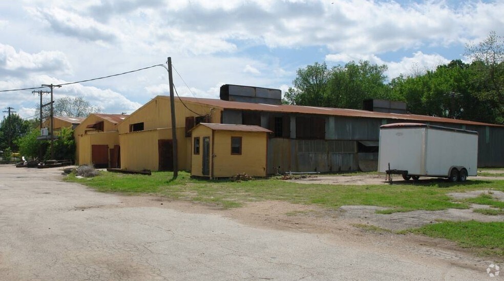 109 NW 2nd St, Smithville, TX à louer - Photo du bâtiment - Image 3 de 27