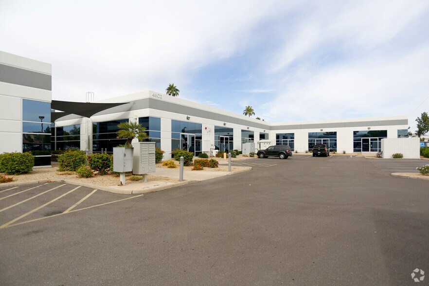 4602 E University Dr, Phoenix, AZ à louer - Photo du bâtiment - Image 2 de 8