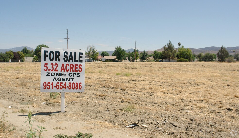 4451 E Florida Ave, Hemet, CA à vendre - Photo du bâtiment - Image 3 de 5