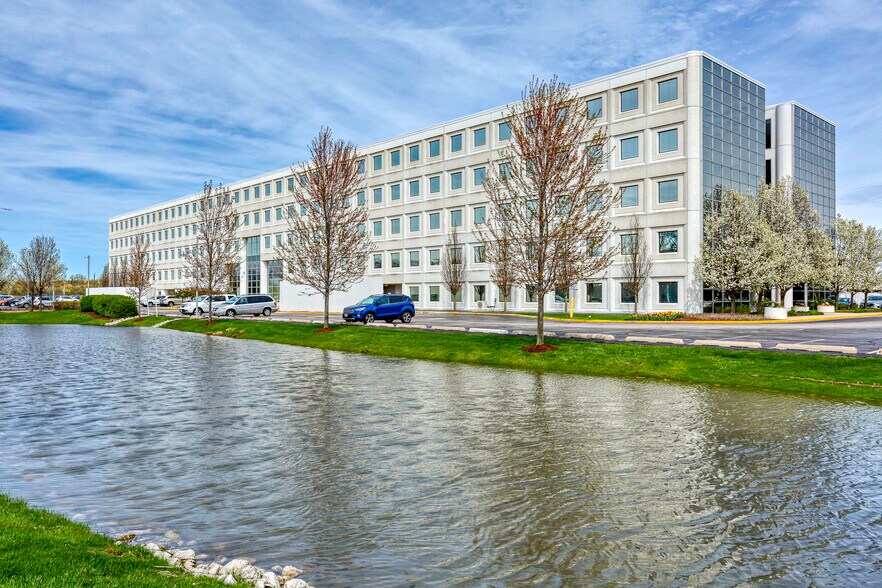 2215 Sanders Rd, Northbrook, IL à louer - Photo du bâtiment - Image 1 de 16
