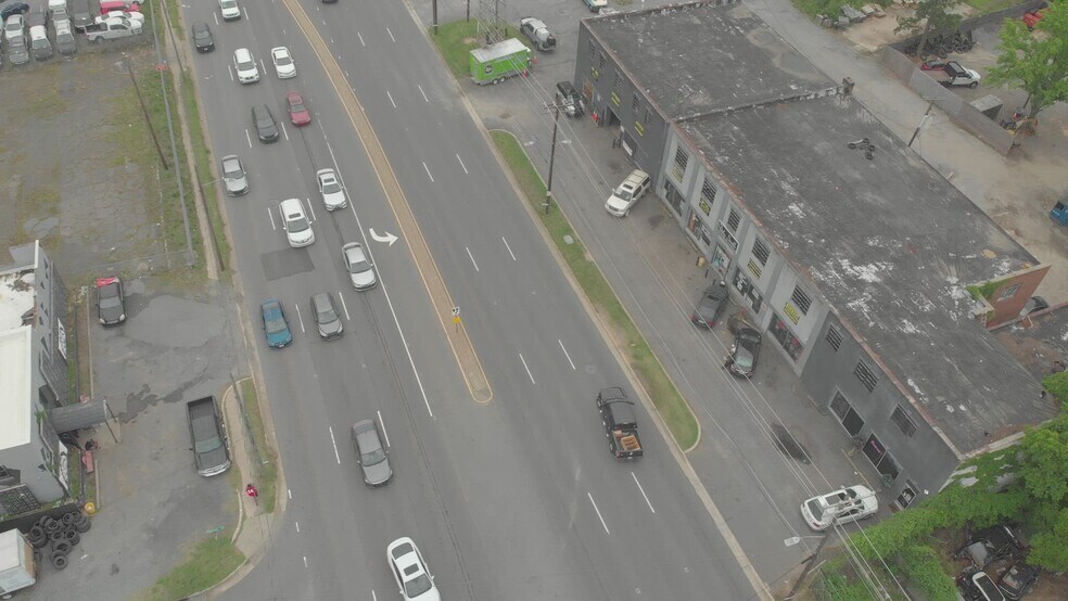 2639 Wilkinson Blvd, Charlotte, NC à vendre - Vidéo sur l’inscription commerciale - Image 2 de 9