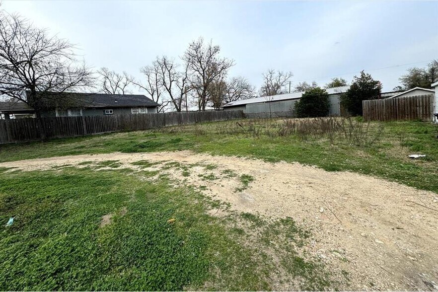 204 Bowser St, Rockdale, TX à vendre - Photo du bâtiment - Image 2 de 9