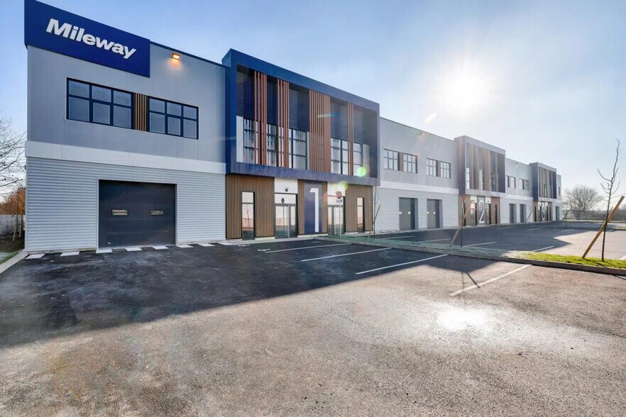 Industrial in Saint-Michel-sur-Orge for lease - Building Photo - Image 2 of 14