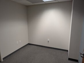 801 W Bay Dr, Largo, FL à louer Photo intérieure- Image 1 de 13