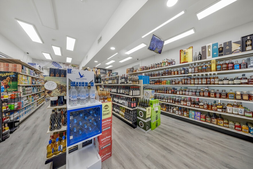 2597 SW 37th Ave, Miami, FL à vendre - Photo du bâtiment - Image 2 de 50