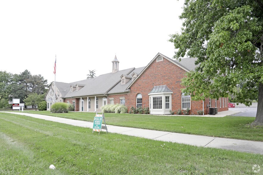 215 E Big Beaver Rd, Troy, MI à louer - Photo du bâtiment - Image 2 de 10