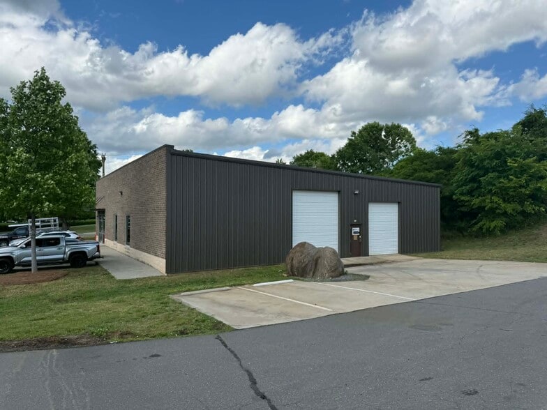 1319 Continental Blvd, Charlotte, NC à louer - Photo du bâtiment - Image 3 de 6