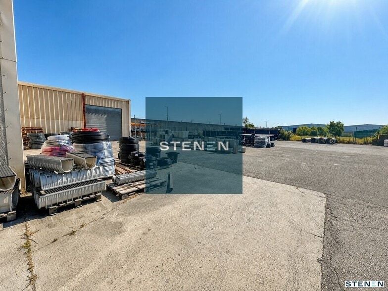 Flex in Arles for lease - Building Photo - Image 2 of 7
