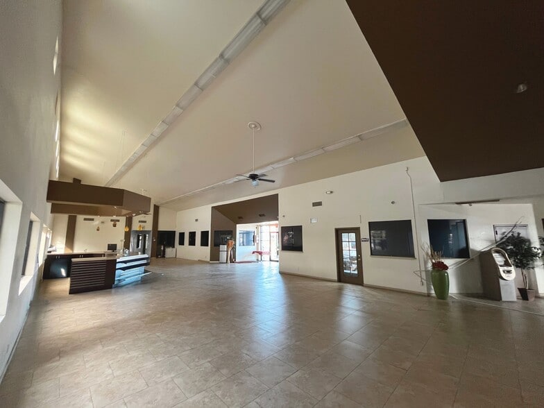 2828 S Country Club Dr, Mesa, AZ à louer - Photo du bâtiment - Image 3 de 16