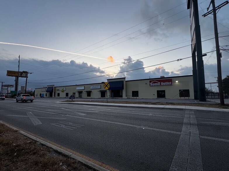 2200-2206 NW Loop 410, San Antonio, TX à louer - Photo du bâtiment - Image 3 de 29