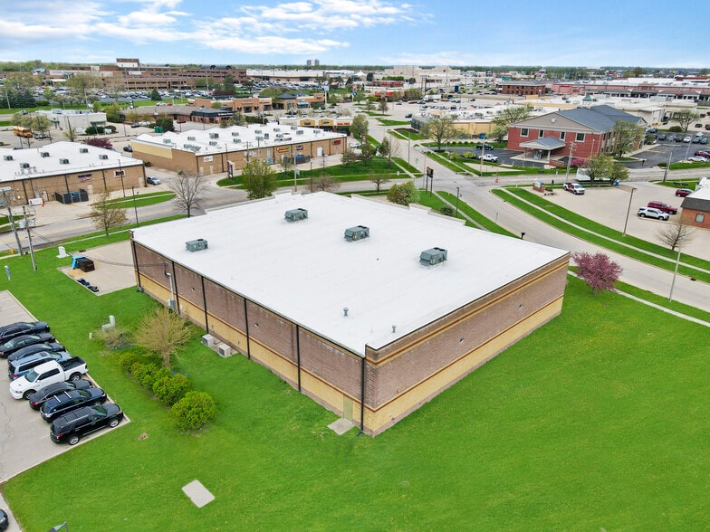 2401 Maloney Dr, Bloomington, IL for lease - Building Photo - Image 3 of 14