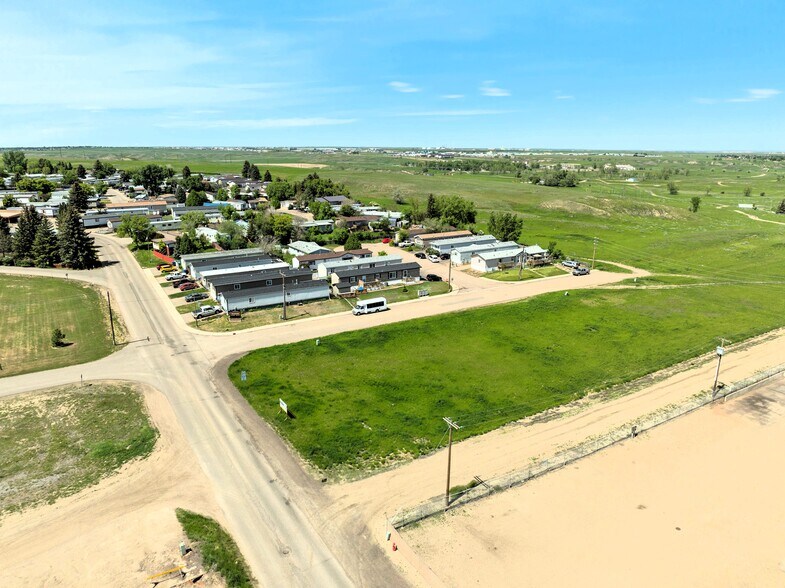 1583 Oxford Ave SW ave, Medicine Hat, AB à vendre - Photo du bâtiment - Image 2 de 4
