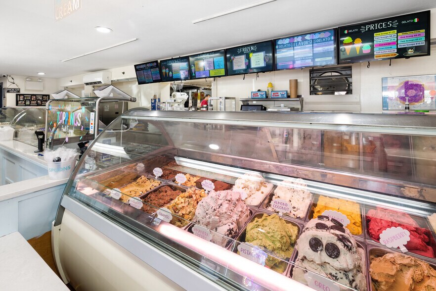 130 Chapel St, New Shoreham, RI à vendre - Photo du bâtiment - Image 2 de 24