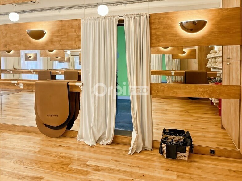Retail in Marseille for lease - Interior Photo - Image 3 of 6