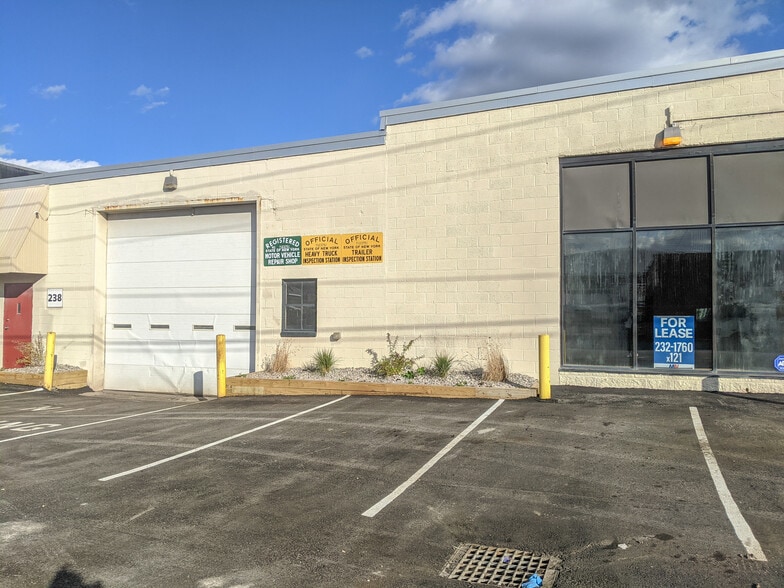 230-240 Mckee Rd, Rochester, NY à louer - Photo du bâtiment - Image 2 de 3