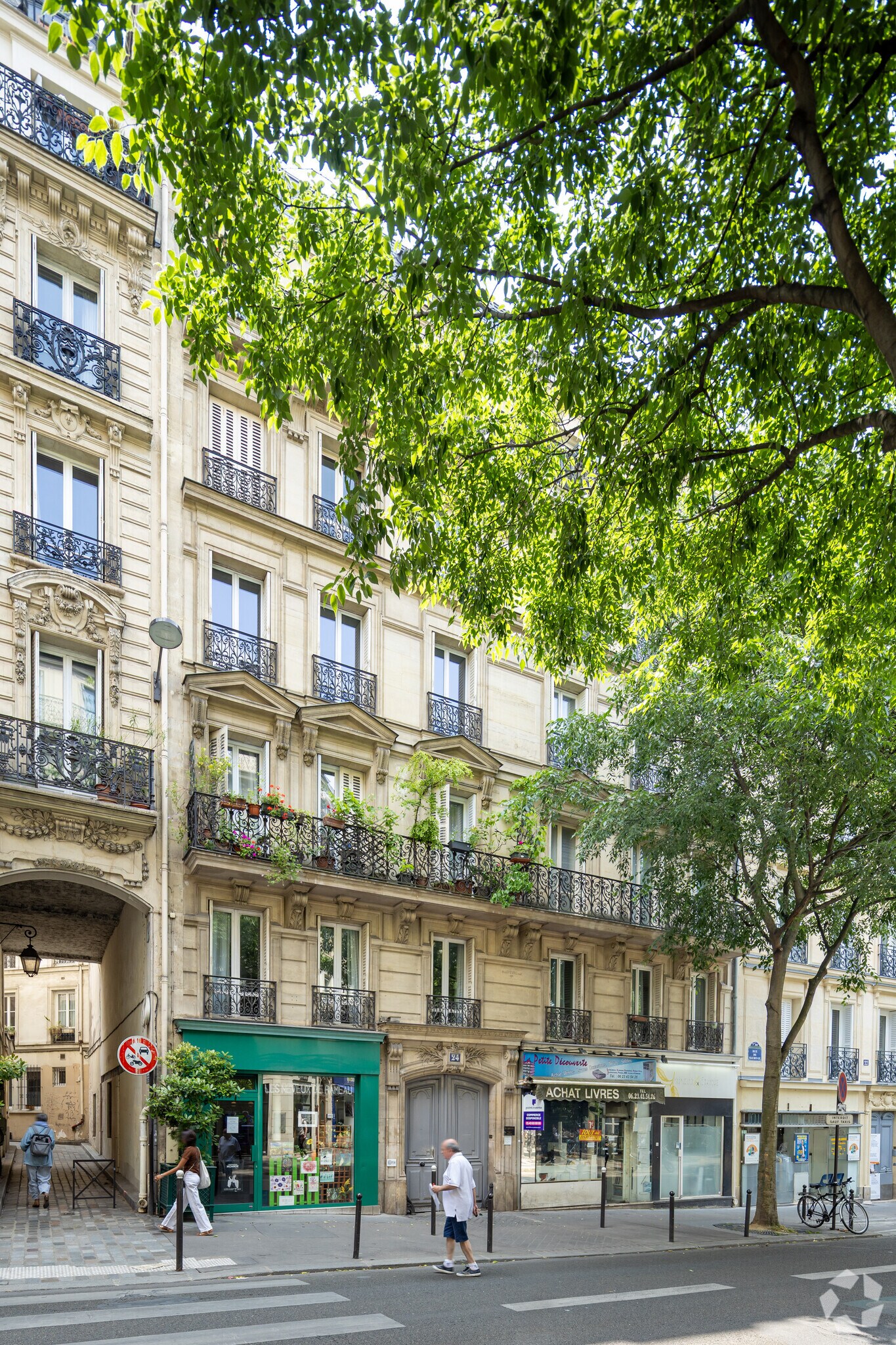 Retail in Paris for lease Primary Photo- Image 1 of 6