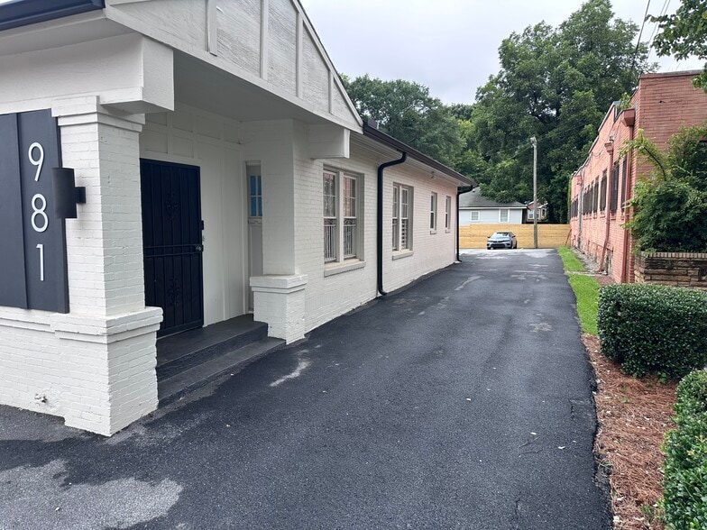 981 Martin Luther King Jr Dr, Atlanta, GA for lease - Building Photo - Image 2 of 13