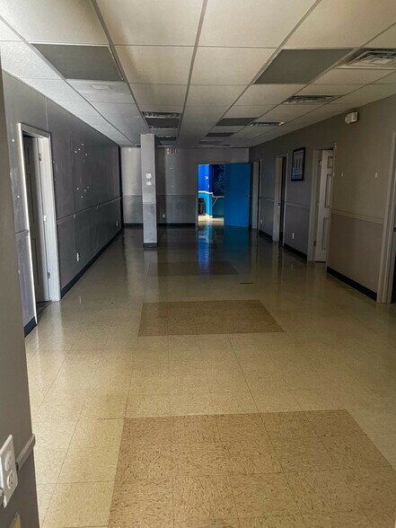 32600 John R Rd, Madison Heights, MI à louer - Photo du bâtiment - Image 2 de 14