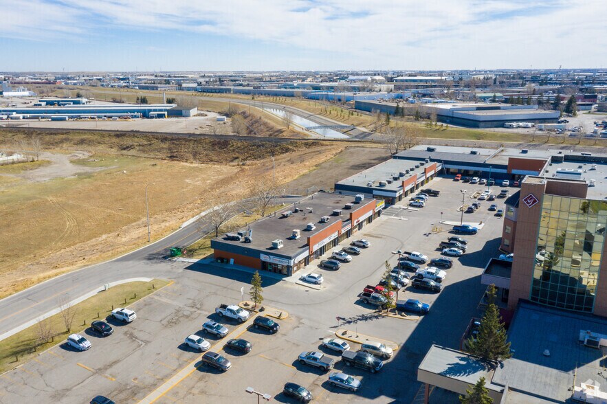 2102-2130 Glenmore Crt SE, Calgary, AB à louer - Photo du bâtiment - Image 2 de 3