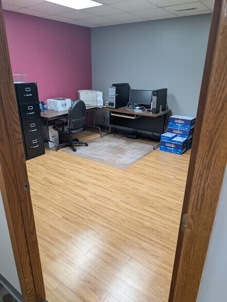 2615 Rainbow Dr, Cedar Falls, IA à louer - Photo du bâtiment - Image 2 de 2