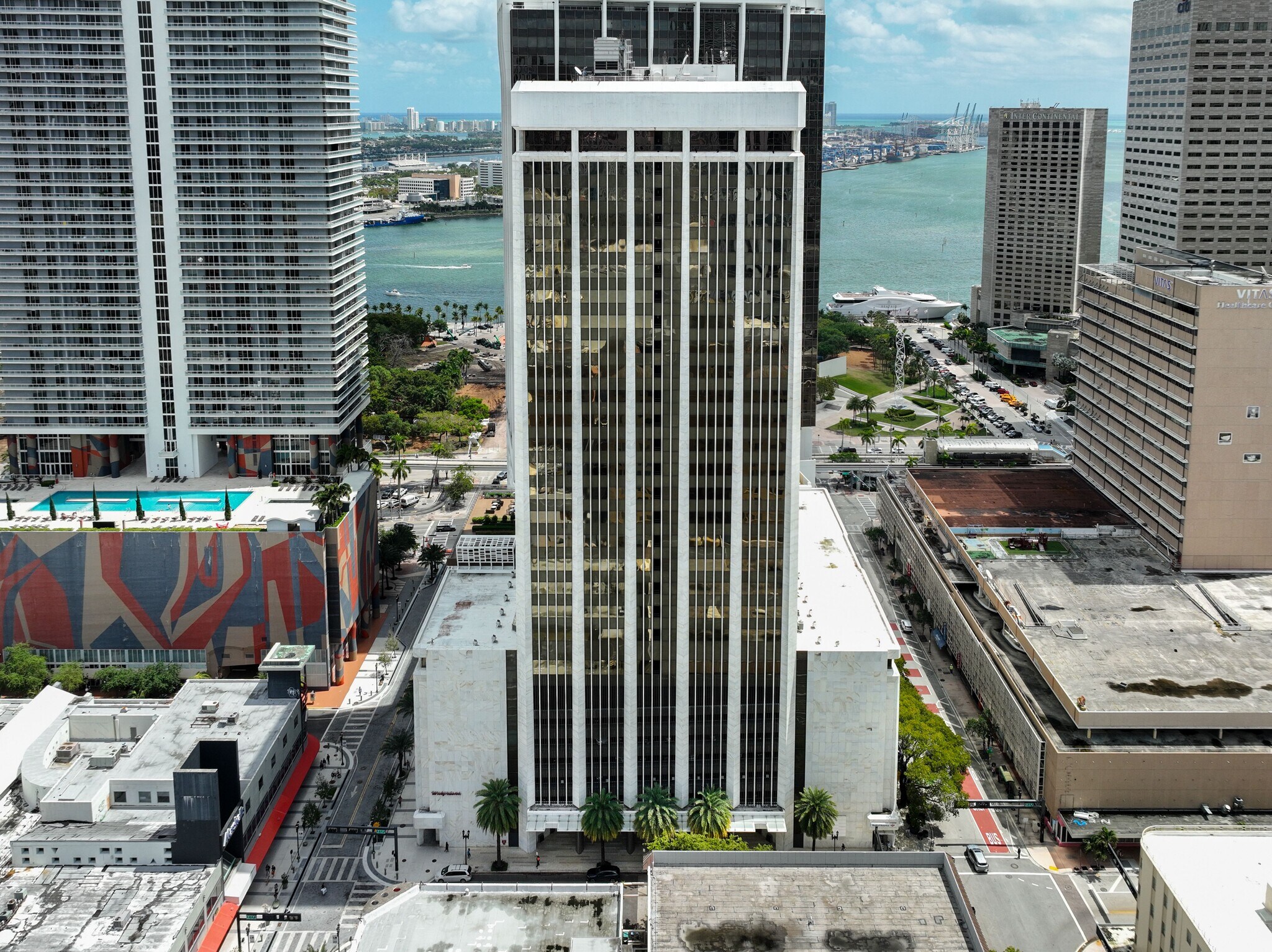 1 SE 3rd Ave, Miami, FL à louer Photo du bâtiment- Image 1 de 24