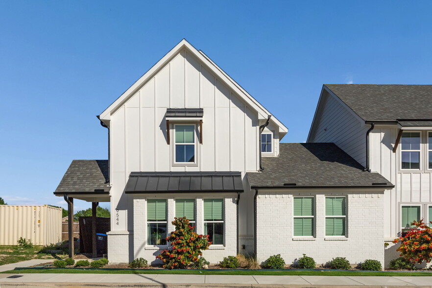 9544 Thorncrown Ln, Fort Worth, TX for sale - Building Photo - Image 3 of 26