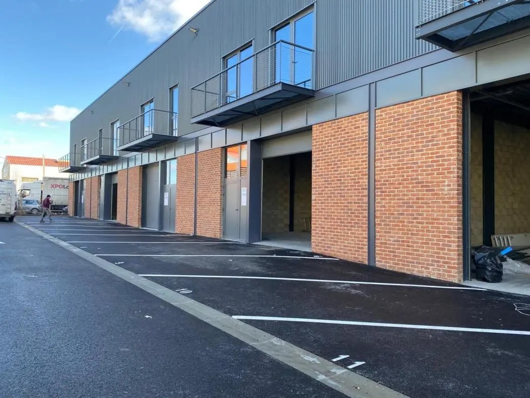 Flex in Montmagny for lease Building Photo- Image 1 of 4