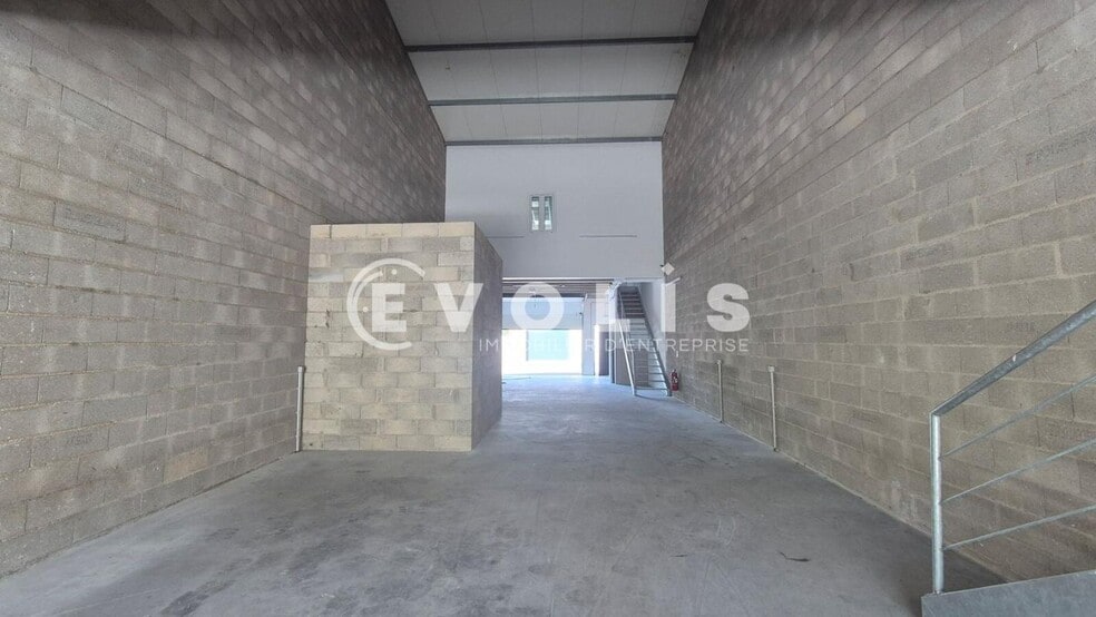 Flex in Ozoir La Ferriere for lease - Interior Photo - Image 2 of 22