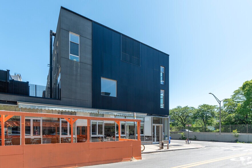 357 Grand St, Brooklyn, NY à louer - Photo du bâtiment - Image 2 de 7