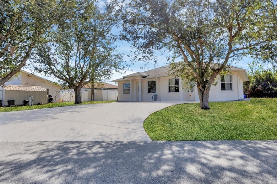 12113 Capilla Ln, North Port, FL à vendre - Photo du bâtiment - Image 2 de 44