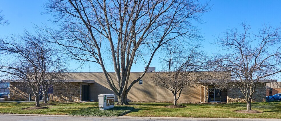 8005-8009 Castleway Dr, Indianapolis, IN à louer - Photo du bâtiment - Image 1 de 2