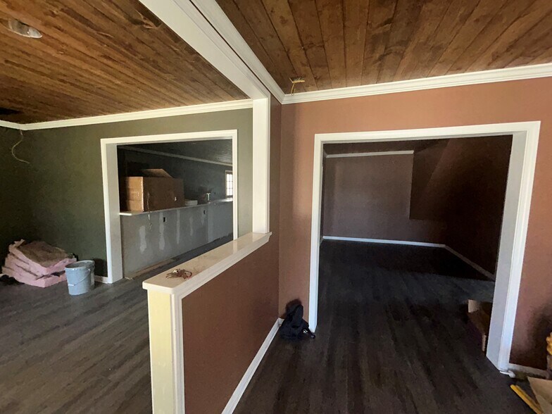 237 E Main St, Yadkinville, NC à louer - Photo du bâtiment - Image 3 de 13