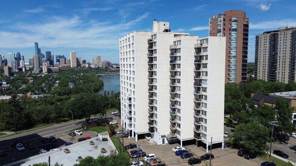 10101 Saskatchewan Dr NW, Edmonton, AB à vendre - Photo du bâtiment - Image 3 de 12