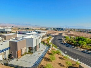 Via Contessa, Las Vegas, NV à louer Photo du bâtiment- Image 2 de 7