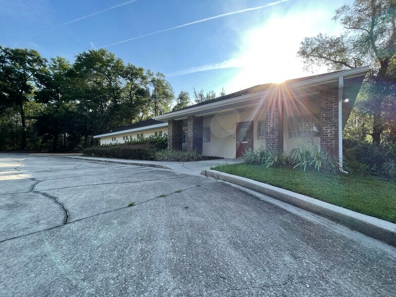 675 Peachwood Dr, Deland, FL à louer - Photo du bâtiment - Image 2 de 12