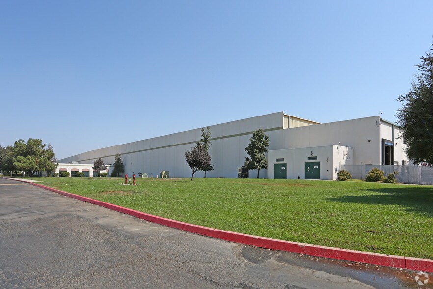 2500 N Plaza Dr, Visalia, CA à louer - Photo du bâtiment - Image 2 de 7