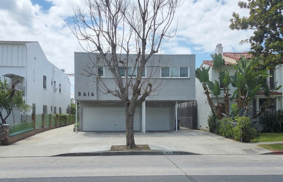 8616 Gregory Way, Los Angeles, CA à vendre - Photo du bâtiment - Image 2 de 5