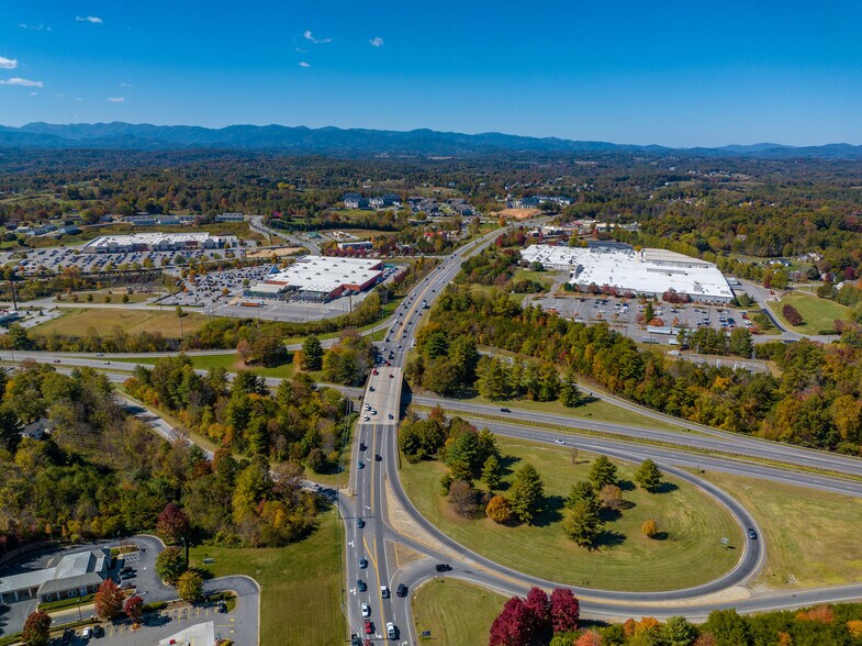 108 Monticello Rd, Weaverville, NC à louer - Photo du bâtiment - Image 3 de 32