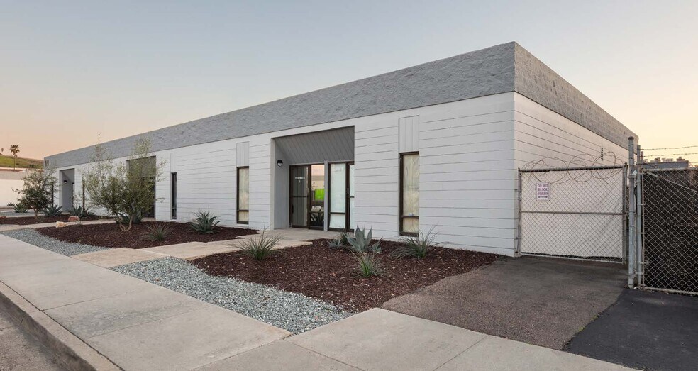 179 Roymar Rd, Oceanside, CA à louer - Photo du bâtiment - Image 2 de 3
