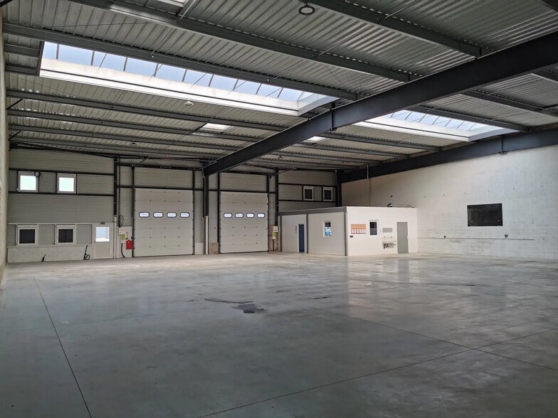 Flex in Reims for lease - Building Photo - Image 2 of 11